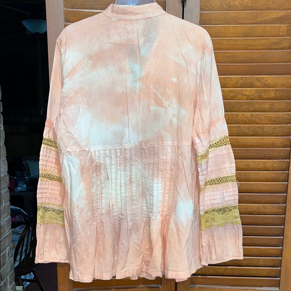 A Rare Bird Women's Boutique Peach and White Button-Up Top - Picture 7 of 11